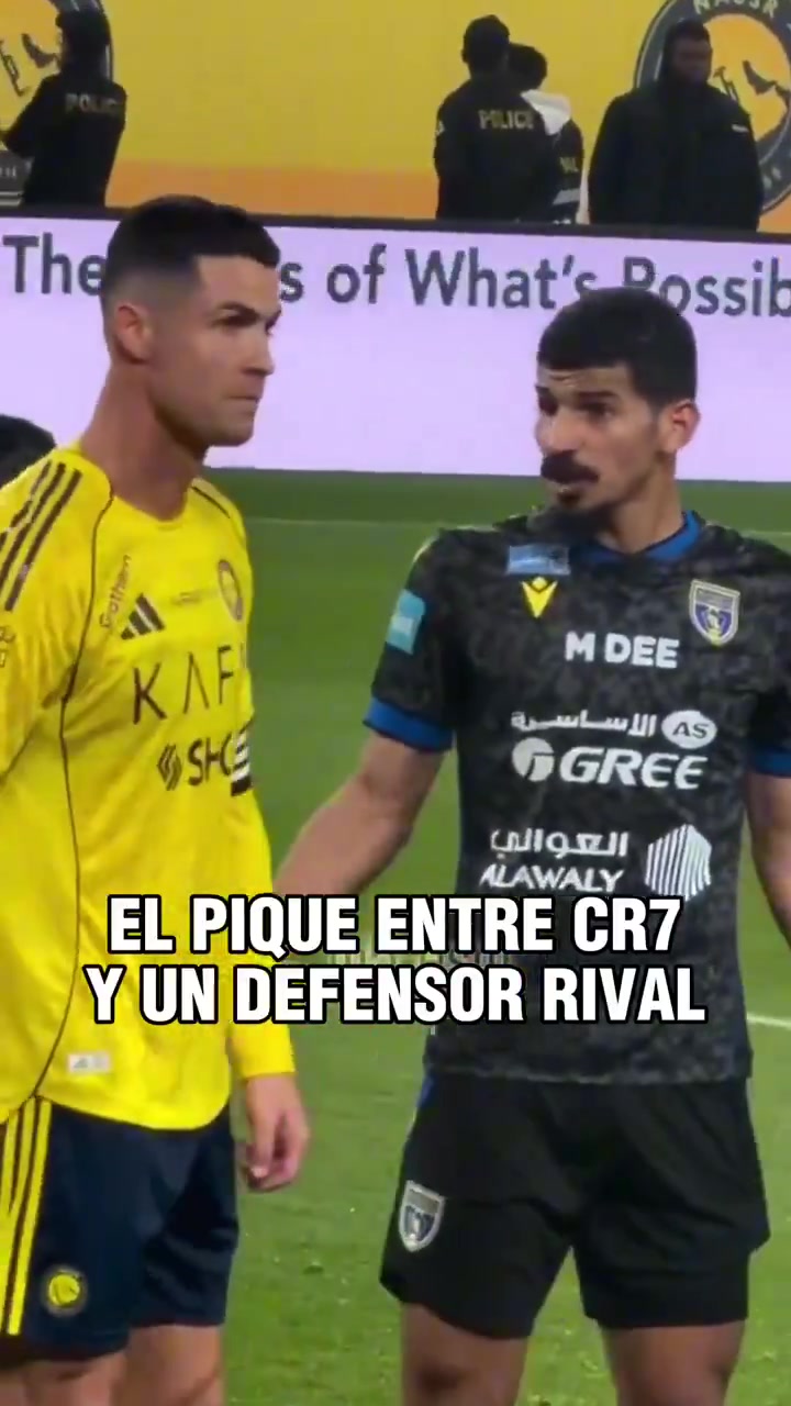 星空体育在线入口-C罗与贴防他的后卫发生口角，厉声告诉对方：别碰我