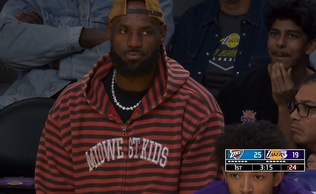 星空体育app下载-高挂免战牌！詹姆斯来到场边观战 本场因脚伤缺席